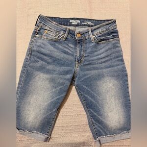 Denizen from Levi's Women's Classic Blue Cropped Jeans